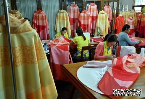 恒达平台官网 方济各下星期将访问泰国的天主教会，制作教袍